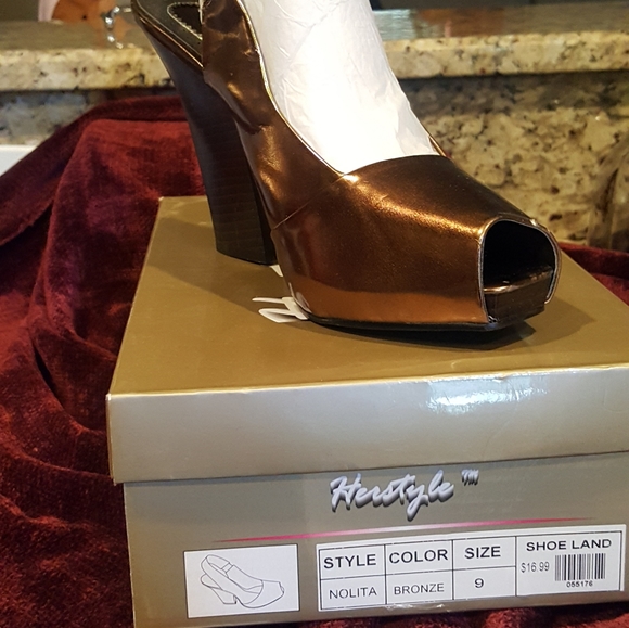 Women Shoes - Picture 9 of 16